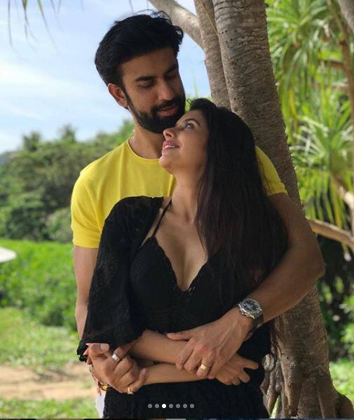 इन दोनों के इंस्टाग्राम पर नजर डाले तो शादी के बाद दोनों ने अपने अकाउंट को एक दूसरे के साथ बिताए हसीन पलो से सजाया हुआ है.