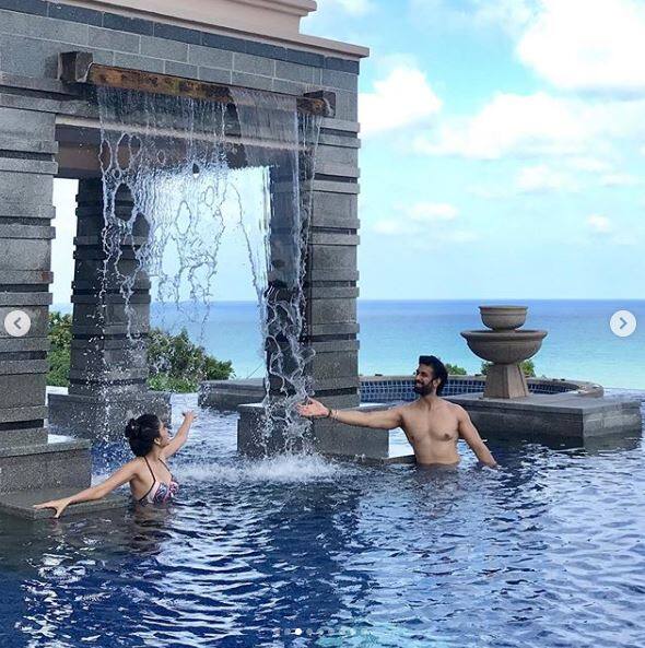 शादी राजस्थानी और बंगाली रीति-रिवाजों से हुई है. इसके साथ ही इस कपल ने व्हाइट वेडिंग भी की है.