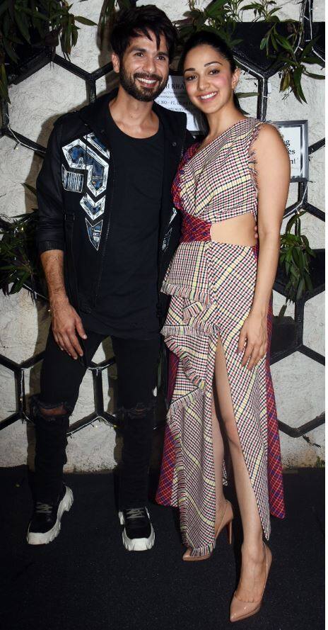 शाहिद कपूर और कियारा ने इस सक्सेज पार्टी के मौके पर कुछ इस अंदाज में पोज दिया.