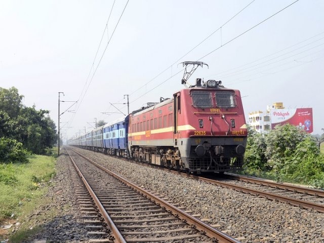 rail minister piyush goyal said indian railway sent 100 tractors to bangladesh by train first time भारतीय रेलवे ने रचा इतिहास, पहली बार ट्रेन से बांग्‍लादेश भेजे गए 100 ट्रैक्‍टर
