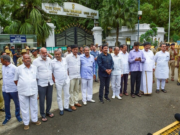 Mumbai, 10 Karnataka Congress-JDS MLAs arrive at Sofitel hotel कर्नाटक का सियासी संकट: इस्तीफा देने वाले 11 विधायक मुंबई पहुंचे, कांग्रेस ने बीजेपी पर खरीद फरोख्त का आरोप लगाया