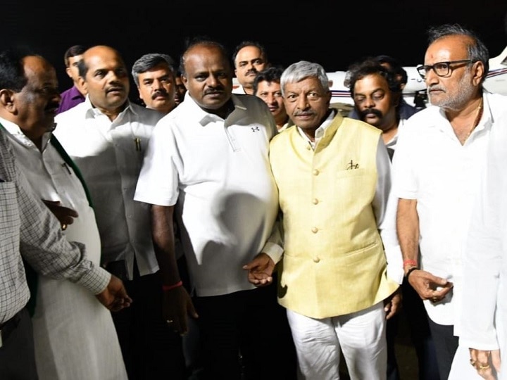 Karnataka Chief Minister HD Kumaraswamy arrived at HAL Airport in Bengaluru कर्नाटक: कुमारस्वामी के बेंगलुरु पहुंचते ही बैठकों का दौर शुरू, कांग्रेस का विधायकों को 9 जुलाई को हाजिर रहने का निर्देश