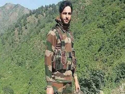 बुरहान वानी की बरसी के पहले कश्मीर घाटी में सुरक्षा कड़ी, इंटरनेट सेवा बंद बुरहान वानी की बरसी के पहले कश्मीर घाटी में सुरक्षा कड़ी, इंटरनेट सेवा बंद