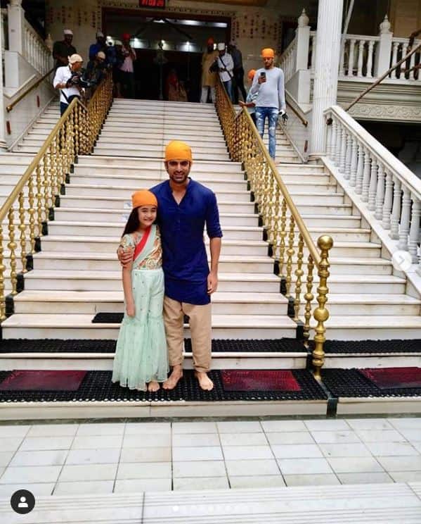 टेलीविजन अभिनेता मोहित मलिक हाल ही में अपनी ऑनस्क्रीन बेटी आकृति शर्मा को एक गुरुद्वारे ले गए. 