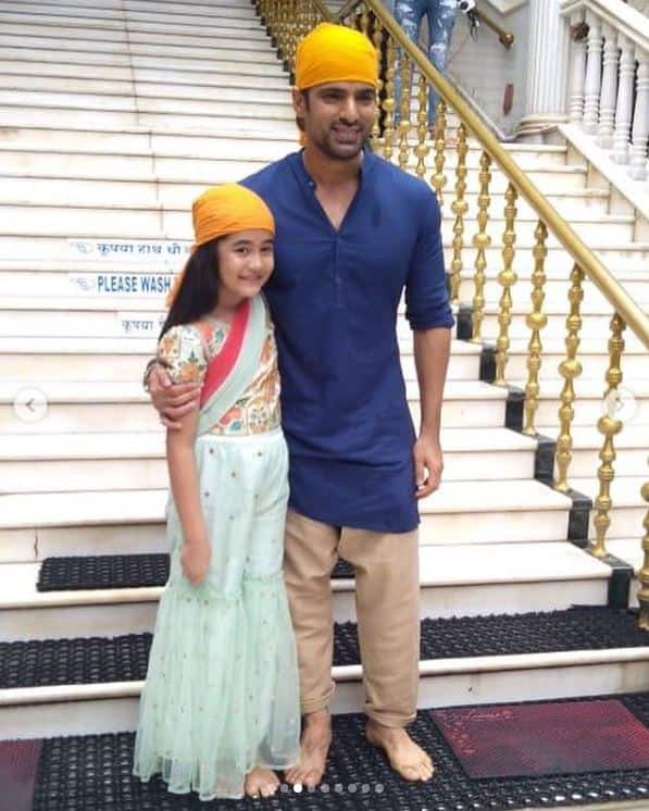 दोनों कलाकार स्टारप्लस के शो 'कुल्फी कुमार बाजेवाला' में पिता और बेटी की भूमिका निभा रहे हैं. शो में दोनों पिता-बेटी दोबारा मिल जाते हैं, जिसकी वजह से वे आशीर्वाद लेने के लिए गुरुद्वारा गए थे.