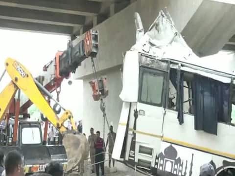 यमुना एक्सप्रेस-वे हादसा: मौत की नींद सो गए 29 लोग, जानिए किसने क्या कहा यमुना एक्सप्रेस-वे हादसा: मौत की नींद सो गए 29 लोग, जानिए किसने क्या कहा
