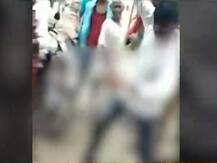 यूपी: चोरी के आरोप में तीन युवकों को नंगा कर पीटा, वीडियो वायरल