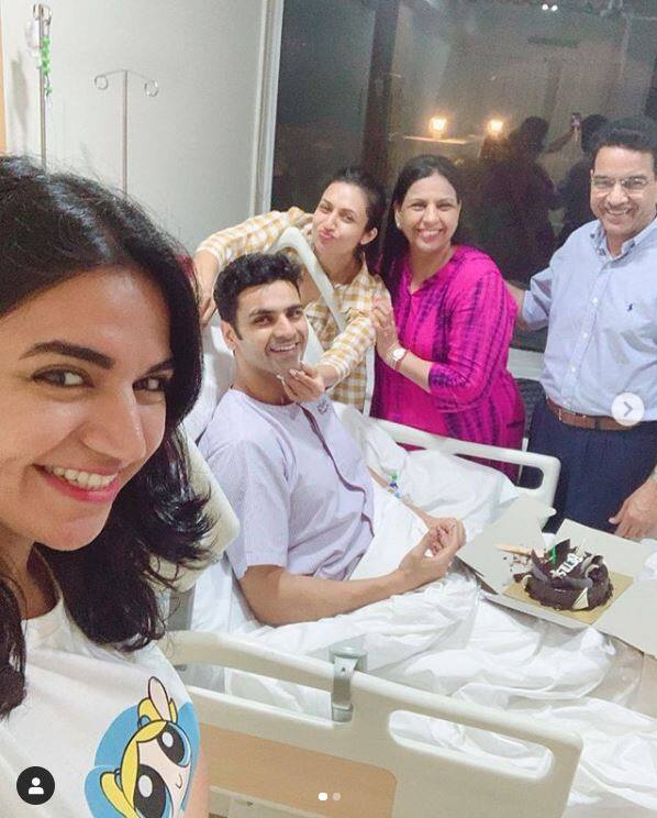 टेलीविजन की मशहूर अभिनेत्री दिव्यांका त्रिपाठी और उनके पति विवेक दहिया के लिए आज का दिन बहुत ही खास है. इस कपल की शादी को आज तीन साल पूरे हो गए हैं. ऐसे में इस स्टार कपल ने अपने शादी की तीसरी सालगिरह का सेलिब्रेशन किया लेकिन अस्पताल में.