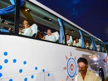 कर्नाटक: मुंबई से गोवा पहुंचे 15 बागी विधायक, इस्तीफों पर आज फैसला लेंगे स्पीकर