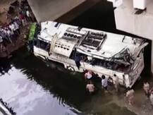 आगरा बस हादसा: मृतकों का सात घंटे बाद हुआ पोस्टमॉर्टम, सांसद ने लगाई फटकार