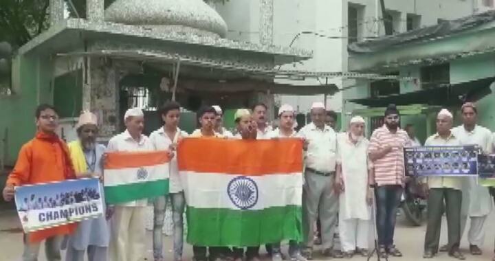 विश्व कप 2019 का पहला सेमीफाइनल मुकाबला आज भारत और न्यूजीलैंड के बीच खेला जाएगा. दोनों टीमों के बीच यह मैनचेस्टर के ओल्ड टैफर्ड स्टेडियम में होगा. इसी के साथ टीम इंडिया की जीत के लिए दुआओं का दौर भी शुरू हो गया है. संगम तट पर कुछ ऐसा ही नजारा देखने को मिला.