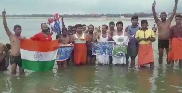 संगम तट पर क्रिकेट के फैंस टीम की जीत के लिए पूजा -पाठ और हवन करते नजर आए. फैंस ने पानी के बीच खड़े होकर भारतीय टीम की जीत की कामना की. बता दें कि भारतीय टीम का इस टूर्नामेंट में अबतक शानदार प्रदर्शन रहा है और लीग स्टेज में वह अपने 9 मैचों में से 7 में जीत दर्ज कर सेमीफाइनल में पहुंची है.