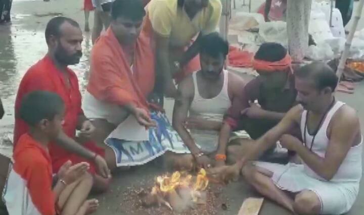 क्रिकेट विश्व कप में टीम इंडिया के सेमीफाइनल में जीत के लिए प्रधानमंत्री नरेंद्र मोदी के संसदीय क्षेत्र वाराणसी में बाबा काल भैरव मंदिर में मंदिर के पुजारियों ने टीम इंडिया को बुरी नजर से बचाने के लिए झाड़-फूंक किया और विशेष पूजा की.