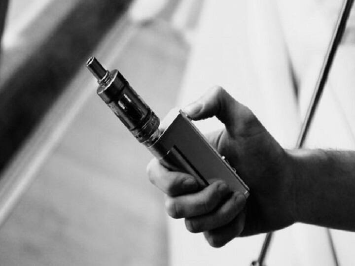 Noida-Eighteen people were arrested in a raid at an illegal e-cigarette company नोएडा: सॉफ्टवेयर कंपनी की आड़ में चल रहा था ई-सिगरेट बेचने का अवैध धंधा, 18 लोग गिरफ्तार