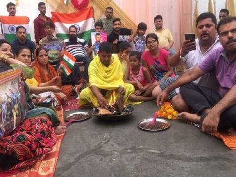 IND vs NZ Semifinal: जम्मू में दूल्हे ने शादी के मंत्रों से पहले करवाया टीम इंडिया की जीत के लिए हवन, देखिए तस्वीरें IND vs NZ Semifinal: जम्मू में दूल्हे ने शादी के मंत्रों से पहले करवाया टीम इंडिया की जीत के लिए हवन, देखिए तस्वीरें