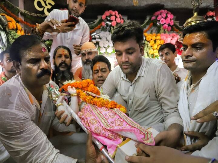 दिल्ली: तोड़फोड़ के बाद आज दुर्गा मंदिर में हुई प्राण प्रतिष्ठा, धूमधाम से निकली शोभा यात्रा में मुस्लिमों ने कराया भंडारा