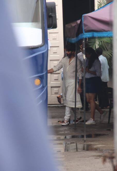 वहीं, मीरा कपूर सफेद और पिंक रंग के लहंगे में काफी खूबसूरत लग रही थीं. दोनों का ये ऐड कब फैंस के सामने आएगा ये कह पाना तो मुश्किल है. लेकिन यकीनन इनके फैंस दोनों को ऑनस्क्रीन साथ में देखने के लिए बेताब हैं.