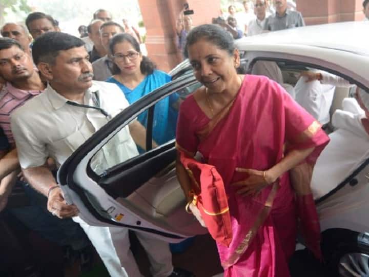 finance minister nirmala sitharaman will answer on the budget speech वित्त मंत्री सीतारमण बजट पर चर्चा का लोकसभा में देंगी जवाब, BJP ने जारी किया व्हिप
