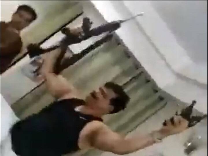 उत्तराखंडः हाथों में राइफल, मुंह में पिस्टल और जाम लेकर डांस करते दिखे विधायक जी, वीडियो वायरल BJP's suspended MLA Kunwar Pranav Singh Champion's Viral Video उत्तराखंडः हाथों में राइफल, मुंह में पिस्टल और जाम लेकर डांस करते दिखे विधायक जी, वीडियो वायरल