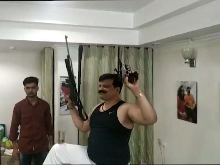 BJP MLA Pranav Singh champion in controversy once again viral video ANN एक बार फिर विवादों में घिरे बीजेपी विधायक प्रणव सिंह चैंपियन, बंदूकों से लैस समर्थकों के साथ वीडियो हुआ वायरल