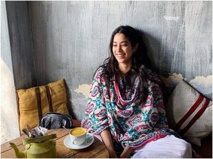 Janhvi Kapoor is currently filming Roohi Afza near Agra आगरा में 'रूही-अफजा' की शूटिंग कर रही हैं जाह्नवी कपूर, एक झलक पाने के लिए उमड़ी भारी भीड़