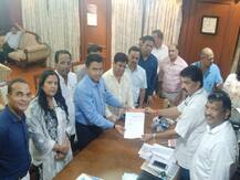 कर्नाटक के बाद अब गोवा में सियासी ड्रामा, कांग्रेस के 15 में से 10 विधायकों का BJP में विलय