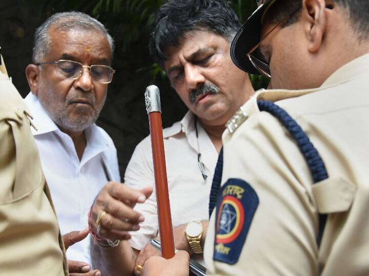 Karnataka Minister DK Shivakumar detained by Mumbai Police कर्नाटक के मंत्री डीके शिवकुमार को मुंबई पुलिस ने हिरासत में लिया, बागी विधायकों से भी नहीं मिल पाए