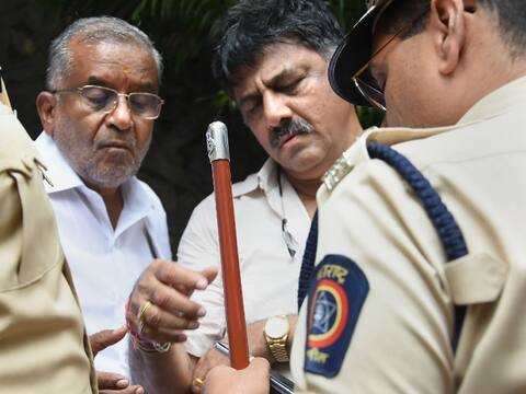 कर्नाटक के मंत्री डीके शिवकुमार को मुंबई पुलिस ने हिरासत में लिया, बागी विधायकों से भी नहीं मिल पाए कर्नाटक के मंत्री डीके शिवकुमार को मुंबई पुलिस ने हिरासत में लिया, बागी विधायकों से भी नहीं मिल पाए