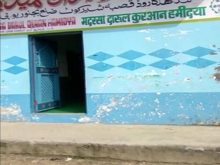 यूपी: बिजनौर में मदरसे से अवैध हथियार बरामद, 6 लोग गिरफ्तार UP- Illegal weapons recovered from a madarsa in Sherkot, Bijnor यूपी: बिजनौर में मदरसे से अवैध हथियार बरामद, 6 लोग गिरफ्तार