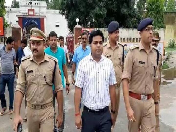 UP- Administrative and Police officials raid in Gorakhpur jail, stir in inmates गोरखपुर: मऊ और इटावा जेल में कैदियों के वीडियो वायरल होने के बीच गोरखपुर जेल में भी छापेमारी, कैदियों में हड़कंप