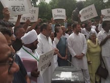 कर्नाटक से लेकर गोवा तक कांग्रेस में तोडफोड़, संसद परिसर में विरोध जताने उतरे सोनिया-राहुल