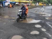 लापरवाही: मुंबई में नींद से नहीं जागा प्रशासन, खुले नालों और गड्ढों से जान गंवा रहे लोग