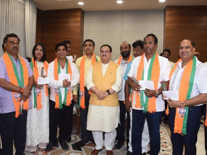 Goa CM Pramod Sawant meets Amit Shah 10 Congress MLAs formally join BJP गोवा के 10 कांग्रेस विधायकों ने थामा BJP का दामन, जे पी नड्डा ने पार्टी में शामिल कराया
