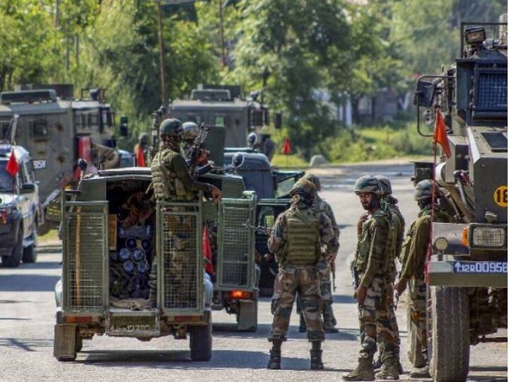 जम्मू-कश्मीर में तीन कथित आतंकी गिरफ्तार, अनंतनाग टेरर अटैक में हाथ होने का था शक Anantnag terror attack- three active members of Jaish e Mohammad arrested जम्मू-कश्मीर में तीन कथित आतंकी गिरफ्तार, अनंतनाग टेरर अटैक में हाथ होने का था शक