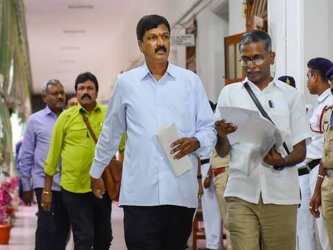 कर्नाटक संकट: मुंबई लौटे बागी MLA, विधानसभा सत्र शुरू होने से पहले कांग्रेस ने जारी किया व्हिप कर्नाटक संकट: मुंबई लौटे बागी MLA, विधानसभा सत्र शुरू होने से पहले कांग्रेस ने जारी किया व्हिप