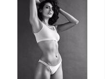 बिग बॉस की एक्स कंटेस्टेंट रहीं मंदाना करीमी ने फ्लॉन्ट की अपनी टोन्ड बॉडी