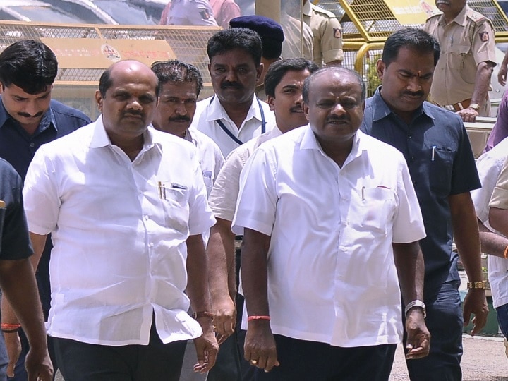 Karnataka Political Crisis CM hd kumaraswamy Says ready for Trust Vote, BJP has decided to shift their MLAs in resorts कर्नाटक संकट: कुमारस्वामी 'ट्रस्ट वोट' के लिए तैयार, BJP विधायकों को 3 होटलों में करेगी शिफ्ट