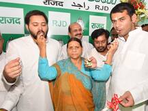 लालू परिवार में दोनों भाइयों के बीच ‘शीतयुद्ध’, खत्म करने की कवायद में जुटीं राबड़ी देवी