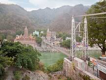 ऋषिकेश का प्रसिद्ध लक्ष्मण झूला बंद, लोगों के बढ़ते दबाव से गिरने का था खतरा