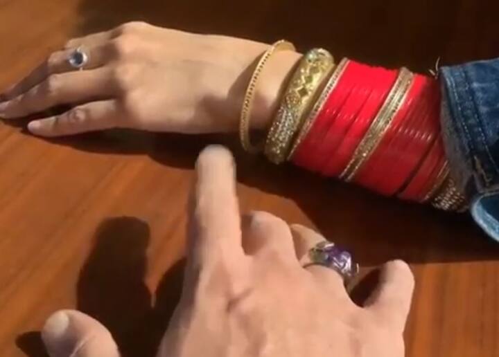 नवाब ने इंस्टाग्राम पर पूजा संग अपनी कुछ तस्वीरें और वीडियो शेयर की हैं. इनमें से एक वीडियो में पूजा पारंपरिक लाल 'चूड़ा' पहनी नजर आ रही हैं जो 'डॉन 2' अभिनेता संग उनकी शादी की ओर इशारा कर रही है. (Photo credit - Instagram @nawwabshah)