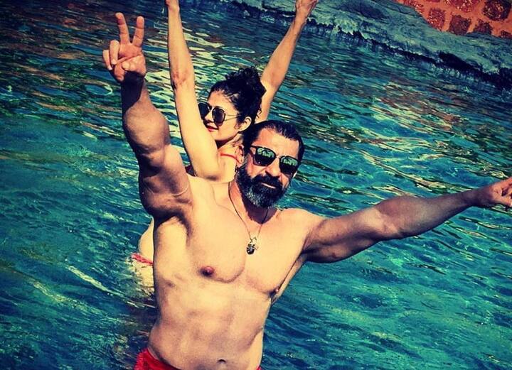 पिछले महीने ईद पर उन्होंने एक तस्वीर के साथ लिखा था कि अपने जीवनसाथी को ढूंढ़ने में उन्हें 46 साल लगा और इस तस्वीर में वह पूजा के हाथ को थामे नजर आ रहे थे.(Photo credit - Instagram @nawwabshah)