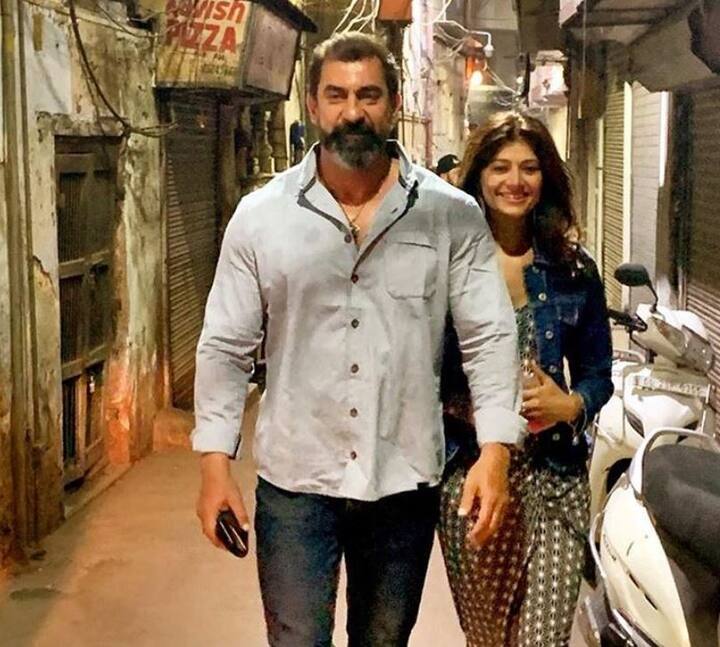 एक तस्वीर में ये दोनों एक-दूसरे की तरफ देखते हुए मुस्कुराते नजर आ रहे हैं और इस तस्वीर के कैप्शन में पूजा ने लिखा,