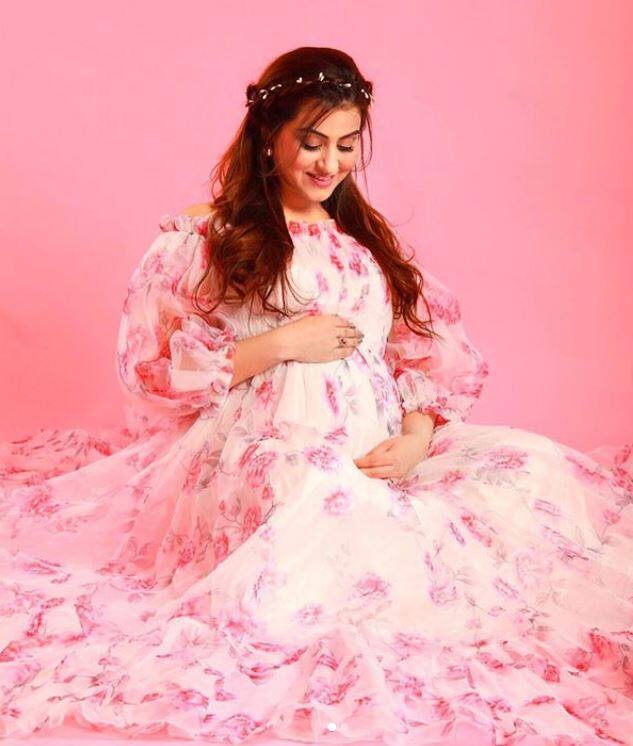 'रंग बदालती ओढ़नी' की अभिनेत्री ने अपने इंस्टाग्राम अकाउंट पर कुछ तस्वीरें शेयर कीं, जहां वह अपने बेबी बंप के साथ देखी जा सकती हैं. प्रियंका अपनी आखिरी ट्राइमेस्टर से गुजर रही हैं. वह इन तस्वीरों में बेहद प्यारी लग रही हैं. गुलाबी मैक्सी ड्रेस पहने प्रियंका काफी सुंदर नजर आ रही हैं. (फोटो: instagram/priyankavikaaskalantri)