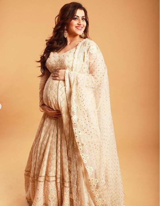  यह विकास और प्रियंका का पहला बच्चा है और वे पेरेंट्सहुट में कदम रखने के लिए बहुत उत्साहित हैं. प्रियंका अपने टीवी शो 'रंग बदली ओढ़नी' के लिए जानी जाती हैं, जबकि विकास एक लोकप्रिय अभिनेता हैं, जो कई फिल्मों में दिखाई दिए हैं. लेकिन अब अभिनेता अपनी एंटरटेन्मेंट कंपनी में अपने पिता के साथ काम करने में व्यस्त हैं. (फोटो: instagram/priyankavikaaskalantri)