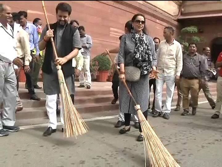 लोकसभा अध्यक्ष ओम बिरला ने संसद परिसर में साफ-सफाई के बाद महात्मा गांधी की प्रतिमा के समक्ष केंद्रीय मंत्रियों, सांसदों एवं कर्मचारियों को स्वच्छता का संकल्प दिलवाया. इस दौरान अपने सम्बोधन में ओम बिरला ने कहा कि स्वच्छता देवत्व तुल्य होती है और इससे समाज स्वस्थ होता है.