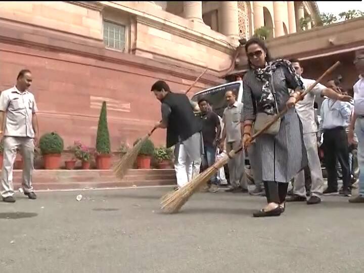 उन्होंने कहा कि स्वस्थ समाज में स्वस्थ आत्मा का वास होता है और जब यह भावना हर व्यक्ति में पैदा होगी, उस दिन यह अभियान सही मायने में सार्थक साबित होगा. लोकसभा अध्यक्ष ने कहा कि इस अभियान को संसद से सभी सदस्यों के जरिए गांव-गांव तक पहुंचाना है.