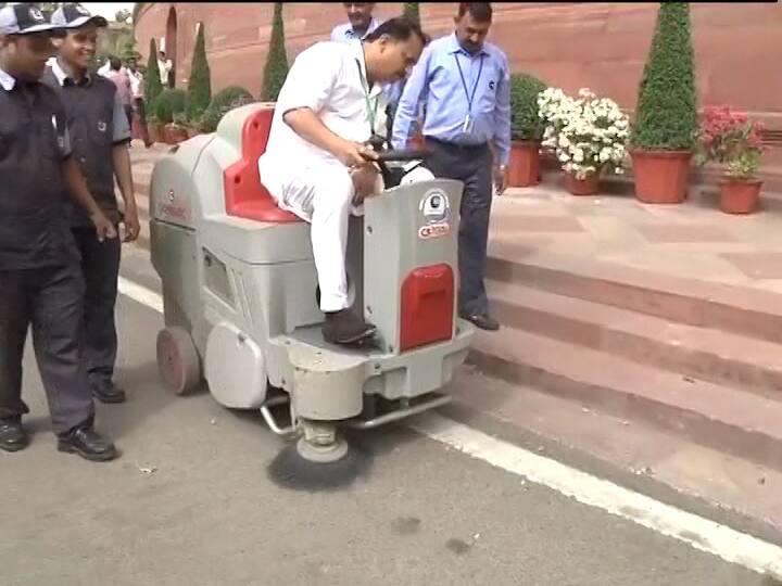 महात्मा गांधी की 150 वीं जयंती के अवसर पर देश की 130 करोड़ जनता का प्रतिनिधित्व करने वाले सभी सांसद इस नई शुरुआत को जन-जन तक पहुंचाएं. उन्होंने कहा कि इस संबंध में सदन के नेता प्रधानमंत्री नरेंद्र मोदी ने भी आह्वान किया था कि देश के सभी शहरों को स्वच्छ करना है.