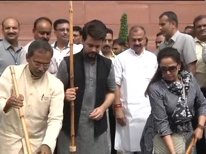 एबीपी न्यूज़ से बात करते हुए राजीव प्रताप रूडी ने कहा, कि देशभर में जागरुकता का इससे बड़ा केंद्र बिंदु और क्या हो सकता है. वहीं अनुराग ठाकुर ने कहा कि इस काम के लिए स्पीकर महोदय ने सभी सांसदों से स्वच्छता अभियान में जुड़ने का अनुरोध दिया. देश गंदगी मुक्त हो, बीमारी मुक्त हो और स्वच्छ और सुंदर भारत बने इस अनूठे प्रयास की हम प्रशंसा करते हैं. संसद भवन की सफाई के लिए आए हैं और इस संकल्प को देश के कोने कोने में ले जाएंगे. हमने महात्मा गांधी की प्रतिमा के संकल्प लिया कि हमारा भारत स्वच्छ और सुंदर हो.''