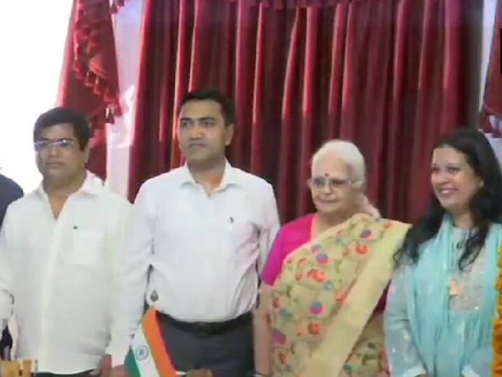 गोवा: कांग्रेस से BJP में आए 10 में से 3 विधायकों को CM सावंत ने बनाया मंत्री, गठबंधन सहयोगी के मंत्रियों को हटाया Three out of the ten MLAs who joined BJP from Congress recently,take oath as ministers in Goa Government गोवा: कांग्रेस से BJP में आए 10 में से 3 विधायकों को CM सावंत ने बनाया मंत्री, गठबंधन सहयोगी के मंत्रियों को हटाया