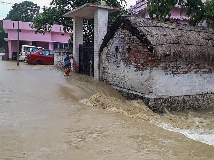 भारी बारिश के बाद बिहार में कोसी, गंडक और बागमती नदी ने दिखाया रौद्र रूप, दर्जन भर जिलों में बाढ़ का खतरा Flood like situation in Bihar river Mahananda Kosi Bagmati Gandak भारी बारिश के बाद बिहार में कोसी, गंडक और बागमती नदी ने दिखाया रौद्र रूप, दर्जन भर जिलों में बाढ़ का खतरा